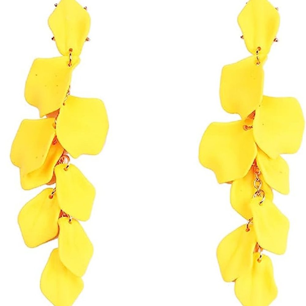 Floral Elegant long yellow rose petals